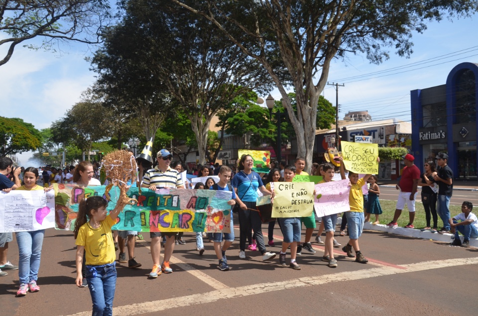 População douradense comparece em grande número para ver desfile de 7 de Setembro