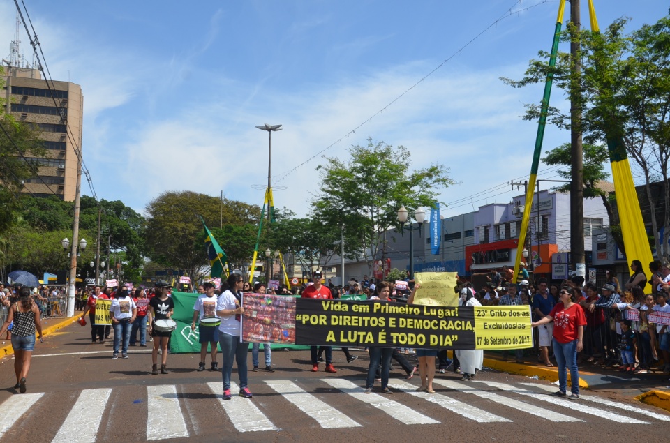 População douradense comparece em grande número para ver desfile de 7 de Setembro