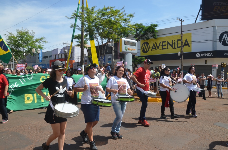 População douradense comparece em grande número para ver desfile de 7 de Setembro