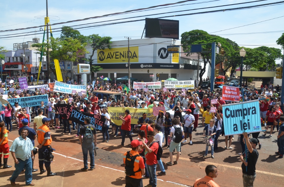 População douradense comparece em grande número para ver desfile de 7 de Setembro