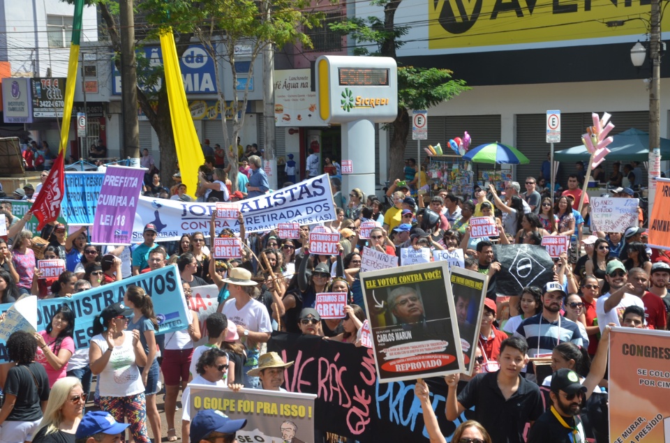 População douradense comparece em grande número para ver desfile de 7 de Setembro