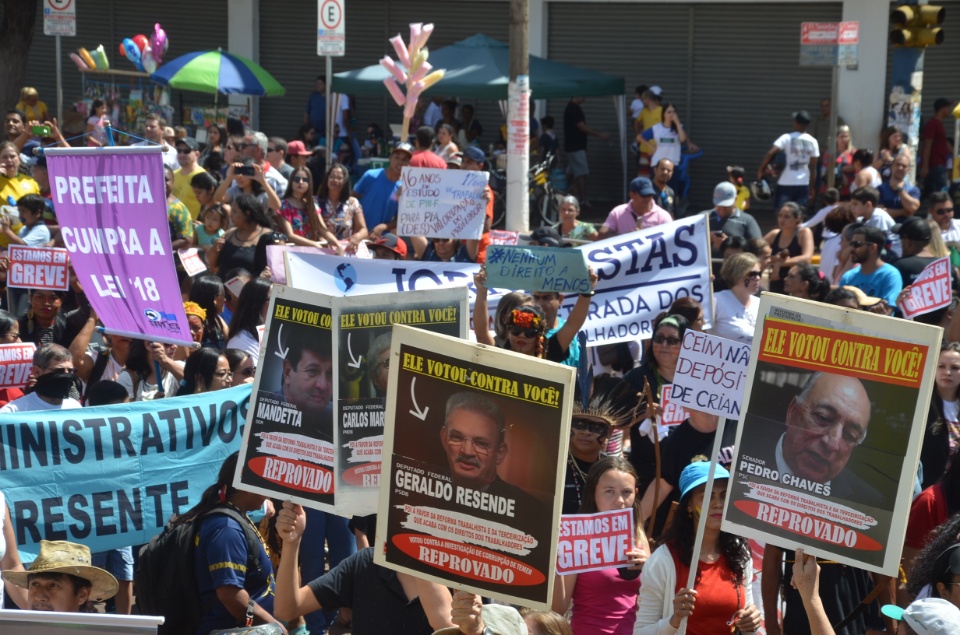 População douradense comparece em grande número para ver desfile de 7 de Setembro