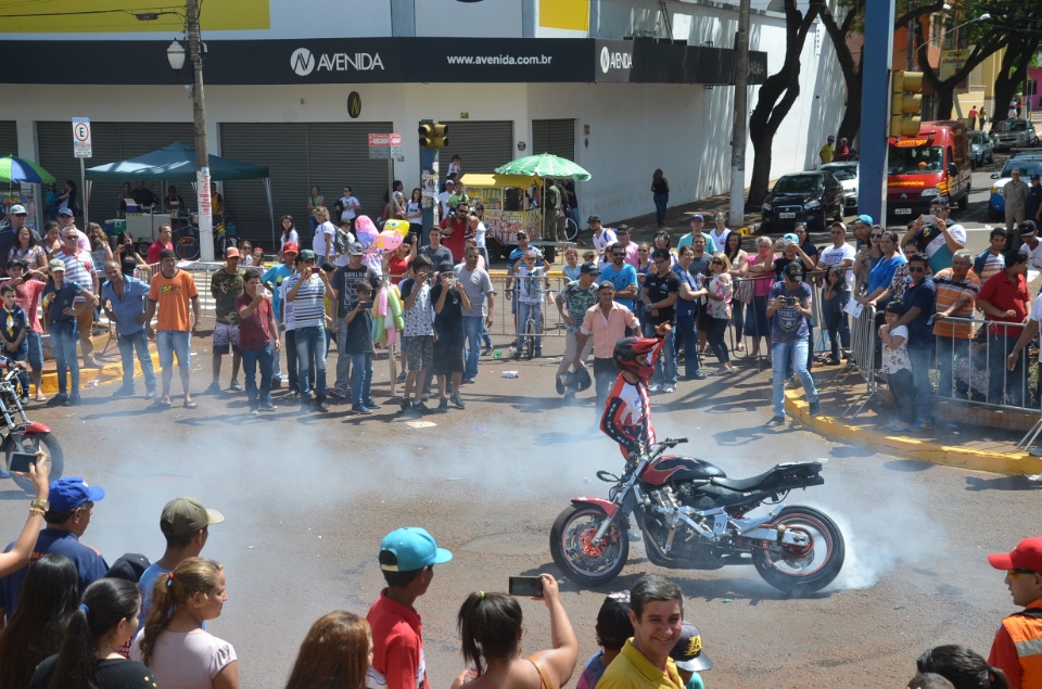 População douradense comparece em grande número para ver desfile de 7 de Setembro