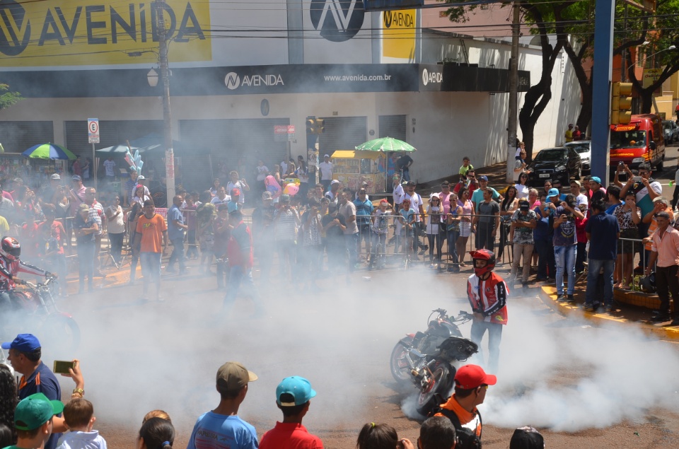 População douradense comparece em grande número para ver desfile de 7 de Setembro