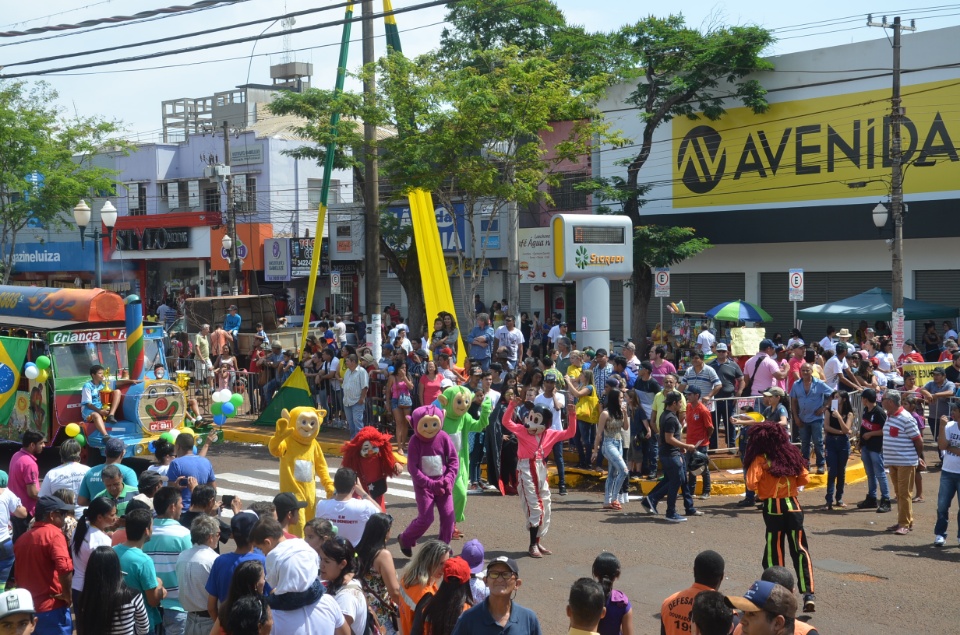 População douradense comparece em grande número para ver desfile de 7 de Setembro