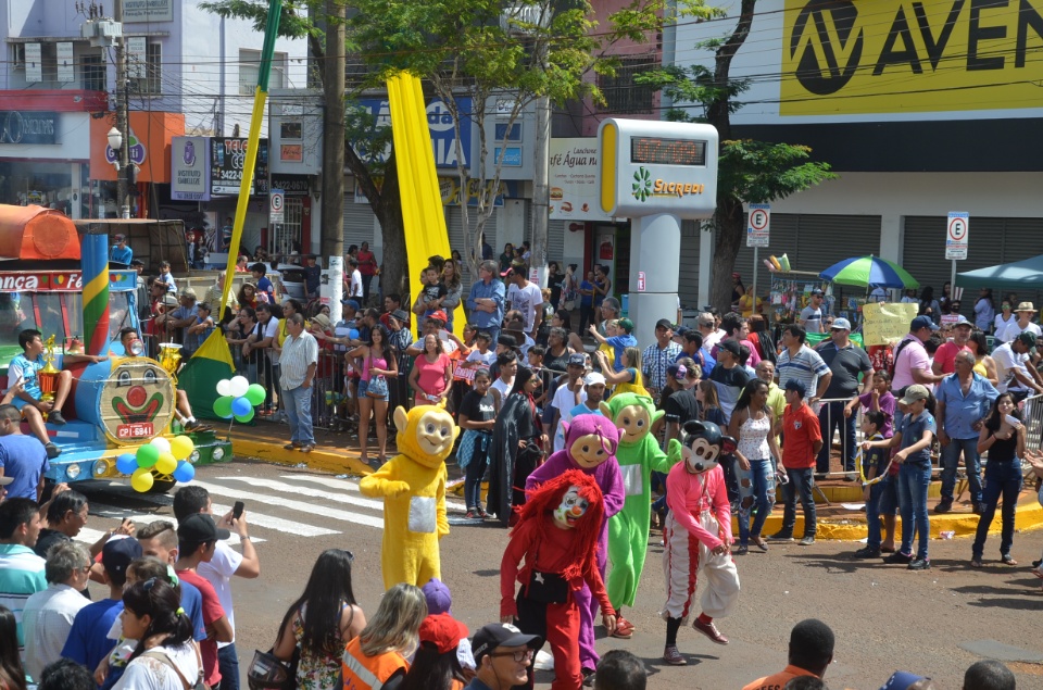 População douradense comparece em grande número para ver desfile de 7 de Setembro