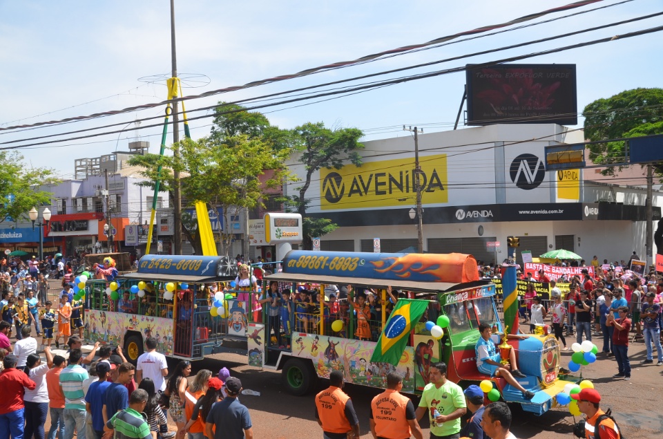 População douradense comparece em grande número para ver desfile de 7 de Setembro