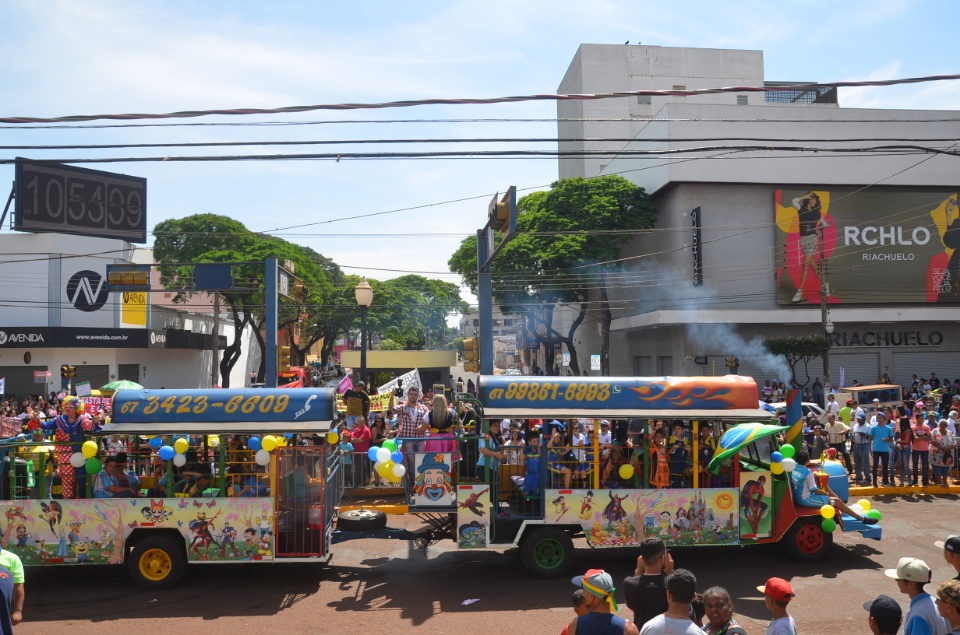 População douradense comparece em grande número para ver desfile de 7 de Setembro
