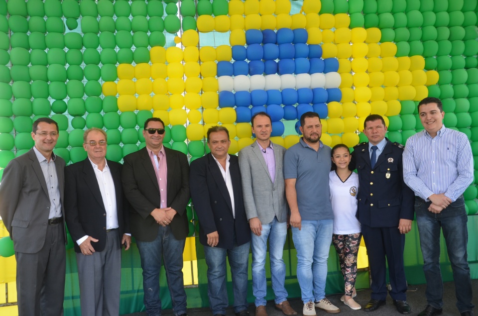População douradense comparece em grande número para ver desfile de 7 de Setembro