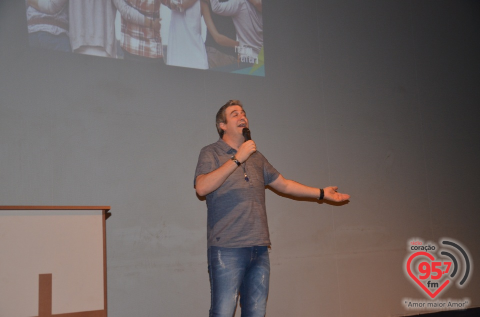 Rodrigo Ferreira ministra palestra motivacional Cristã em Dourados