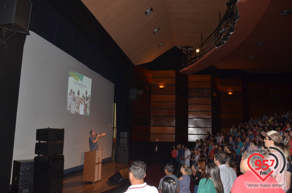 Rodrigo Ferreira ministra palestra motivacional Cristã em Dourados