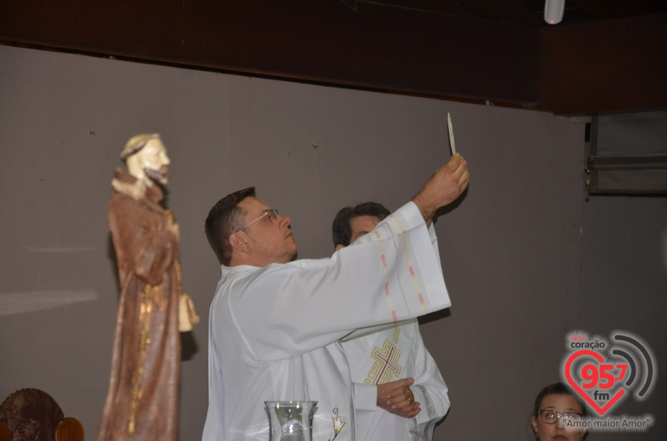 São Francisco de Assis - Paroquianos celebram 1° dia da novena