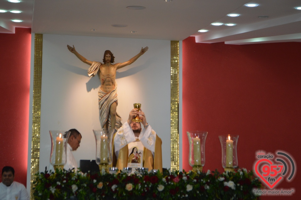 Missa solene celebra padroeira na Paróquia Santa Teresinha de Dourados