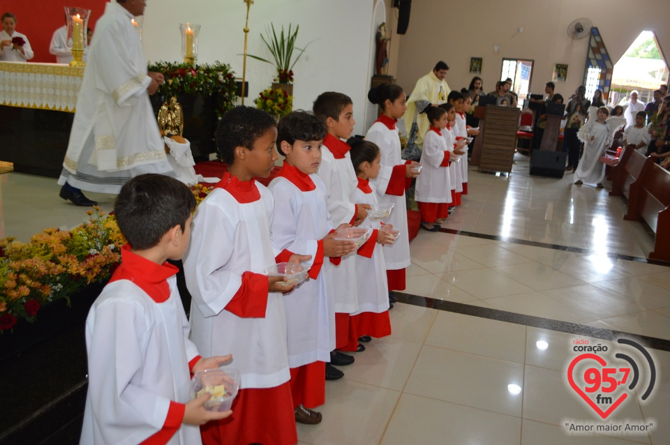 Missa solene celebra padroeira na Paróquia Santa Teresinha de Dourados
