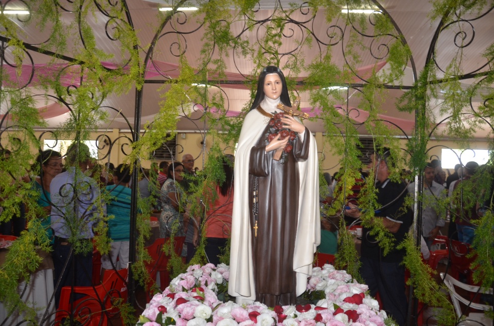 Vicentina festeja Santa Teresinha e lança pedra fundamental para construção de Santuário