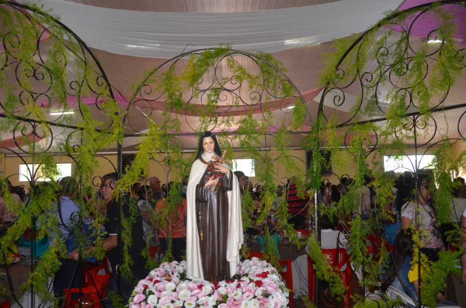 Vicentina festeja Santa Teresinha e lança pedra fundamental para construção de Santuário