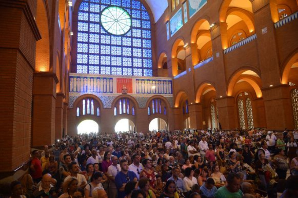 Santuário de Nossa Senhora Aparecida recebe 200 mil fiéis no feriado