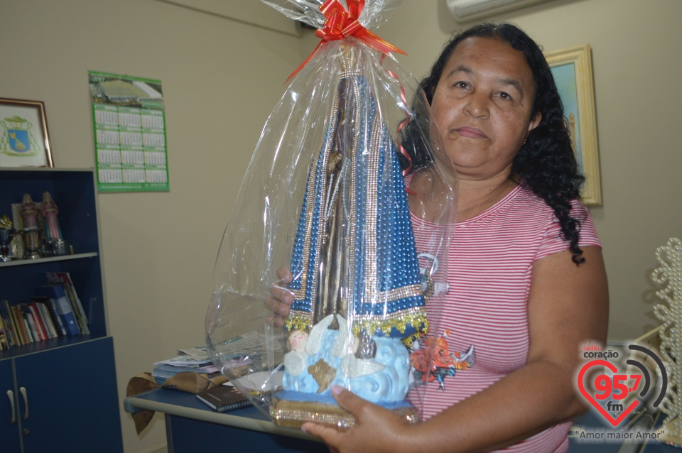 Rádio Coração entrega premiação para sócia contribuinte
