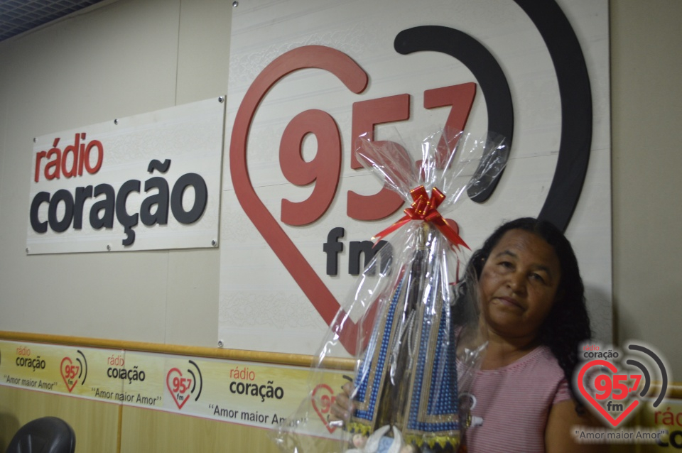 Rádio Coração entrega premiação para sócia contribuinte