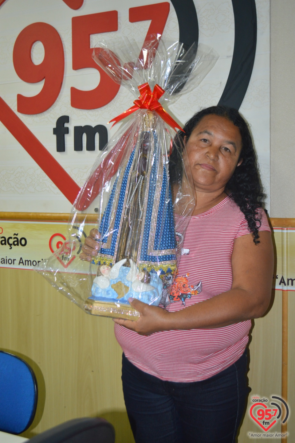 Rádio Coração entrega premiação para sócia contribuinte