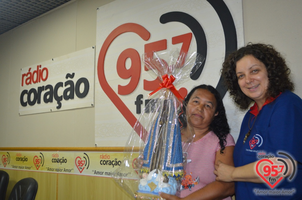 Rádio Coração entrega premiação para sócia contribuinte