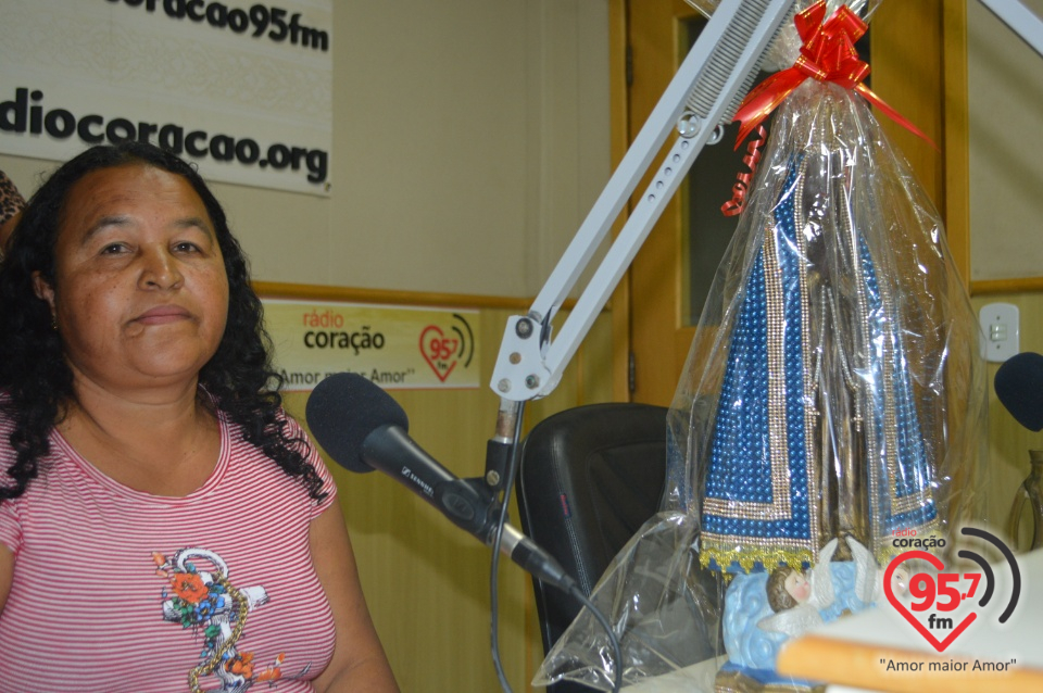 Rádio Coração entrega premiação para sócia contribuinte