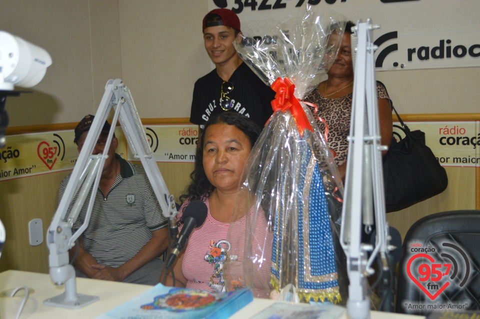 Rádio Coração entrega premiação para sócia contribuinte