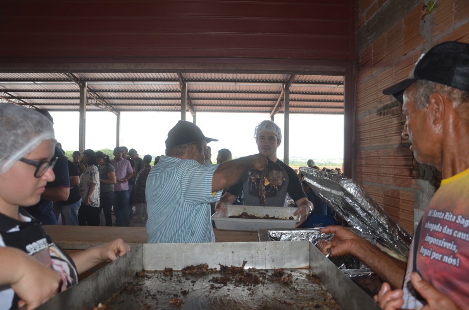 Comunidade Santa Rita de Cássia realiza almoço com Costelão