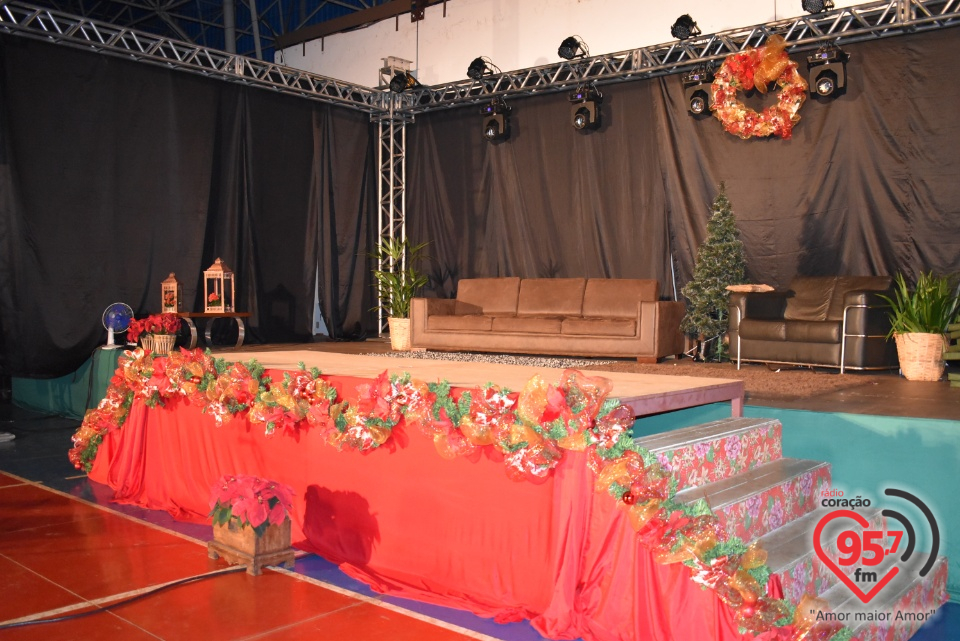 Alunos da EIC emocionam público com encenação de Natal - 'A luz de Jesus'