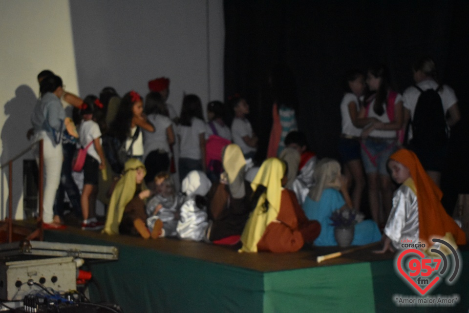 Alunos da EIC emocionam público com encenação de Natal - 'A luz de Jesus'