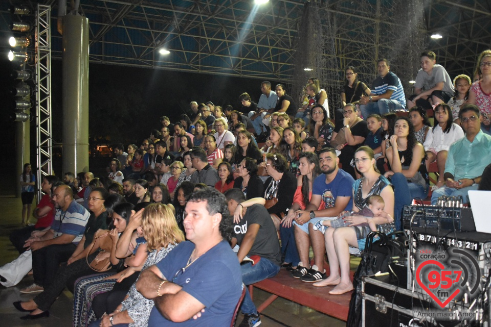 Alunos da EIC emocionam público com encenação de Natal - 'A luz de Jesus'