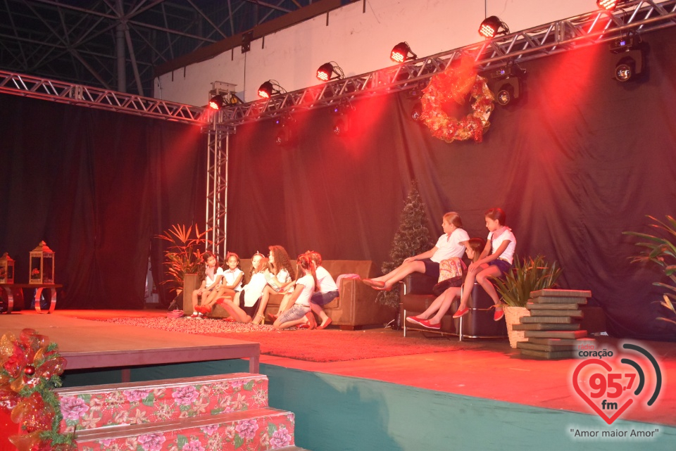 Alunos da EIC emocionam público com encenação de Natal - 'A luz de Jesus'