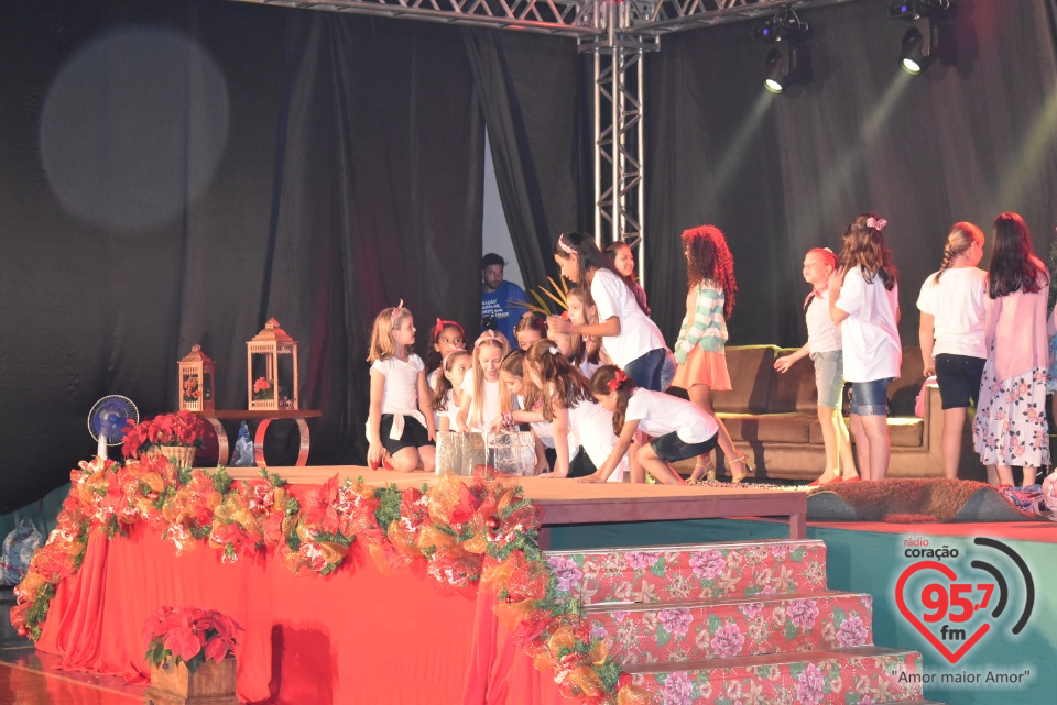 Alunos da EIC emocionam público com encenação de Natal - 'A luz de Jesus'