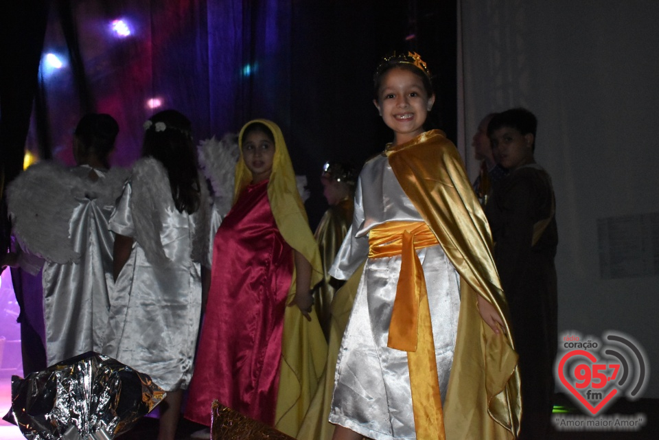 Alunos da EIC emocionam público com encenação de Natal - 'A luz de Jesus'