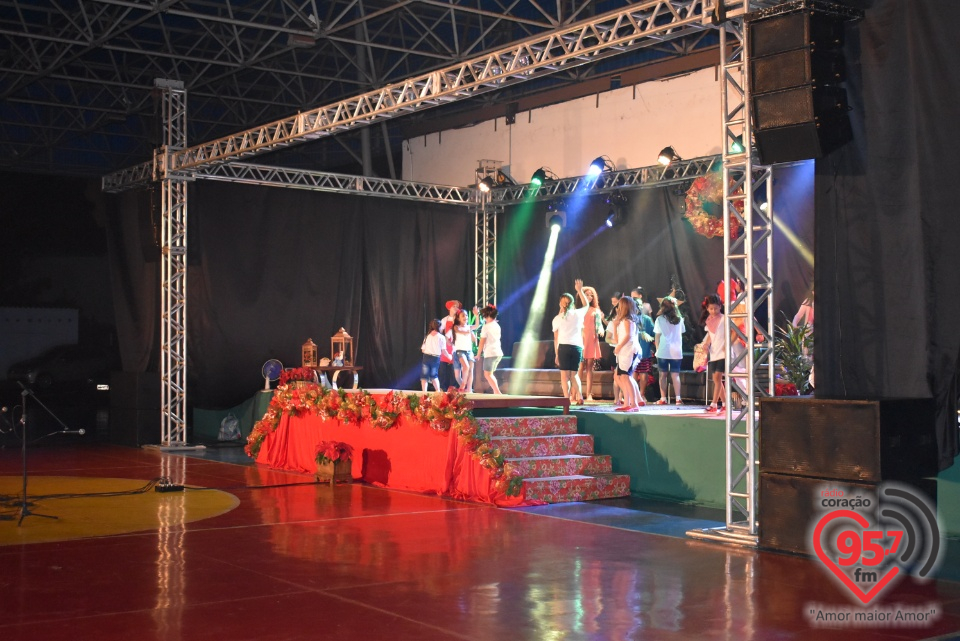 Alunos da EIC emocionam público com encenação de Natal - 'A luz de Jesus'
