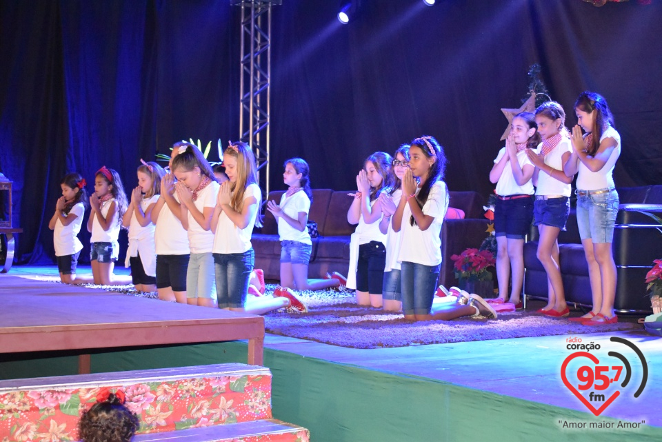 Alunos da EIC emocionam público com encenação de Natal - 'A luz de Jesus'