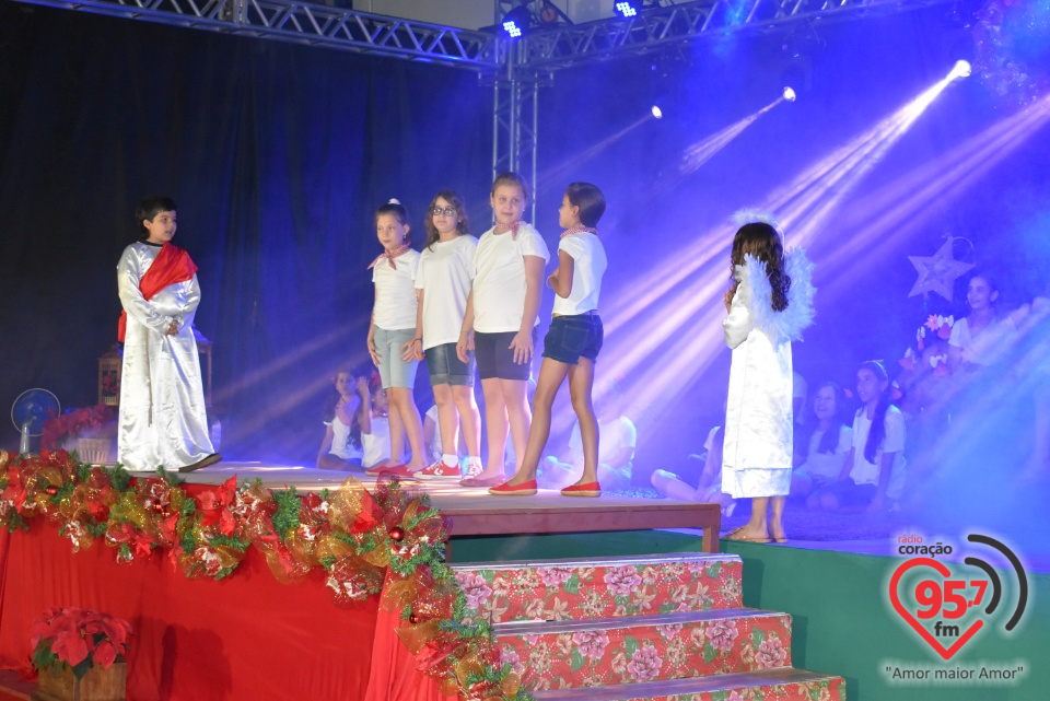 Alunos da EIC emocionam público com encenação de Natal - 'A luz de Jesus'