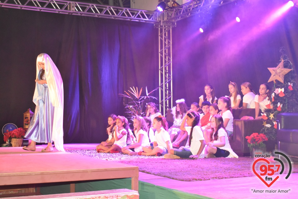 Alunos da EIC emocionam público com encenação de Natal - 'A luz de Jesus'