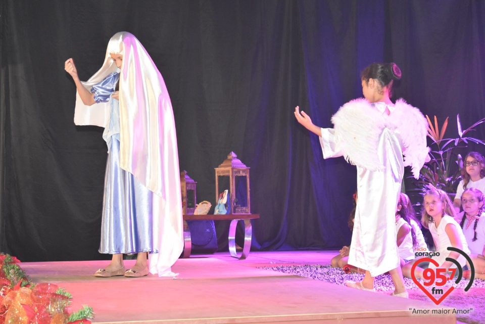 Alunos da EIC emocionam público com encenação de Natal - 'A luz de Jesus'