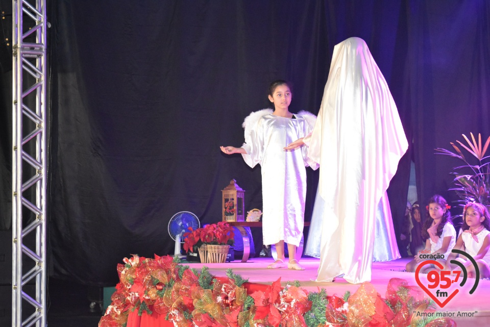 Alunos da EIC emocionam público com encenação de Natal - 'A luz de Jesus'
