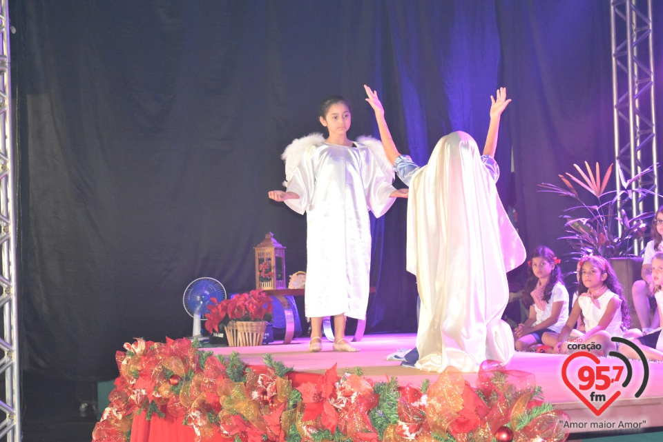 Alunos da EIC emocionam público com encenação de Natal - 'A luz de Jesus'