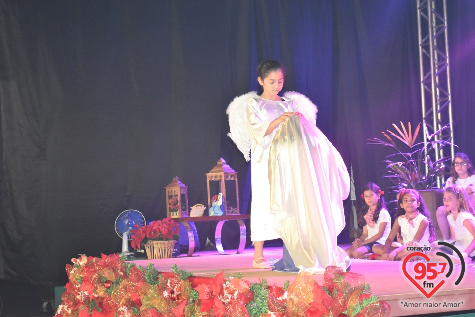 Alunos da EIC emocionam público com encenação de Natal - 'A luz de Jesus'