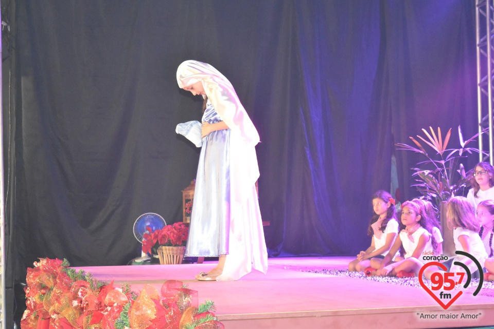Alunos da EIC emocionam público com encenação de Natal - 'A luz de Jesus'