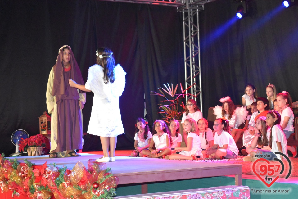Alunos da EIC emocionam público com encenação de Natal - 'A luz de Jesus'