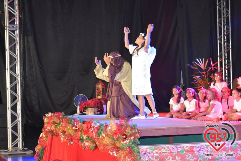 Alunos da EIC emocionam público com encenação de Natal - 'A luz de Jesus'