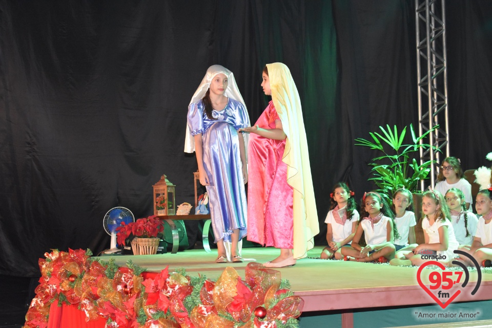 Alunos da EIC emocionam público com encenação de Natal - 'A luz de Jesus'