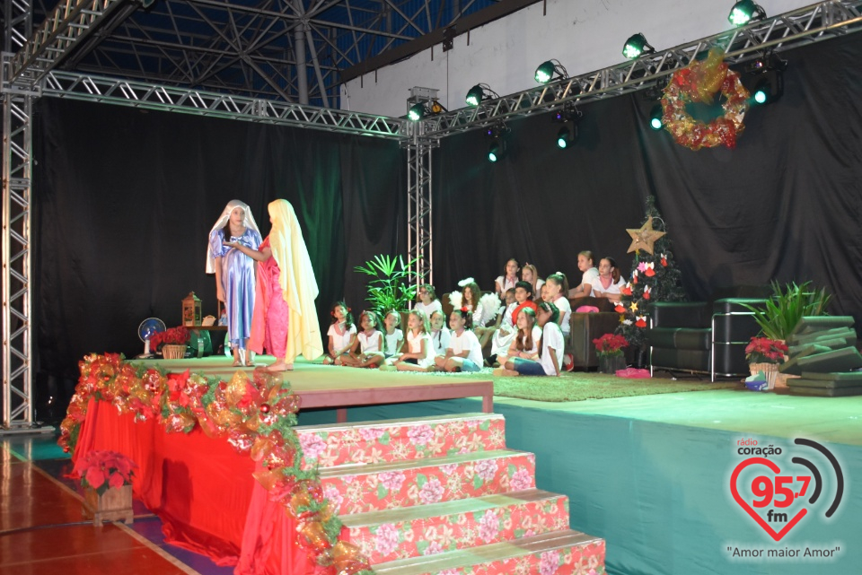 Alunos da EIC emocionam público com encenação de Natal - 'A luz de Jesus'