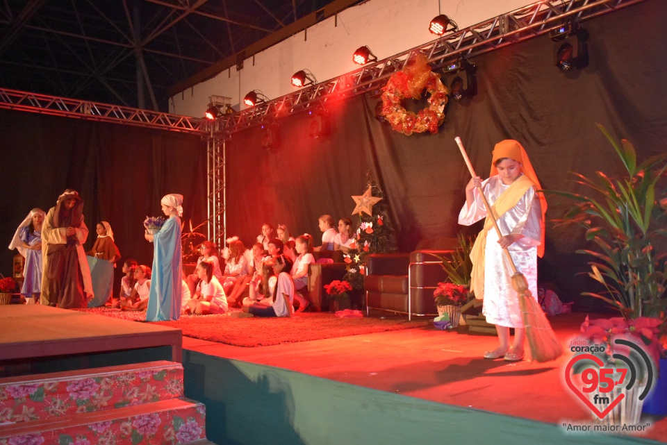 Alunos da EIC emocionam público com encenação de Natal - 'A luz de Jesus'