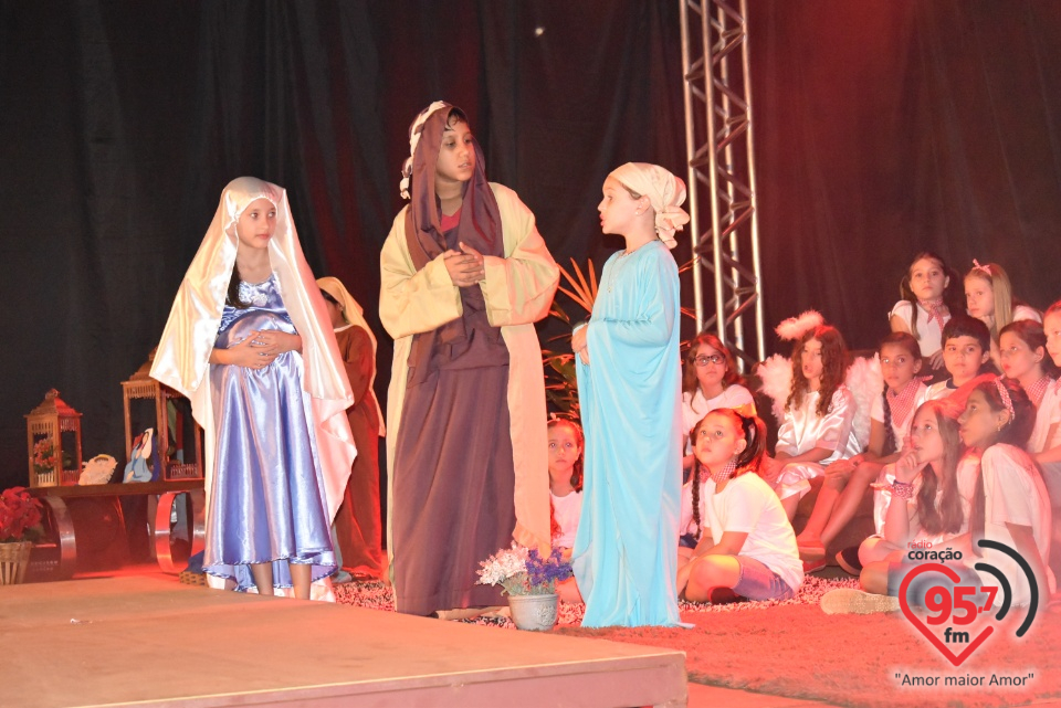 Alunos da EIC emocionam público com encenação de Natal - 'A luz de Jesus'