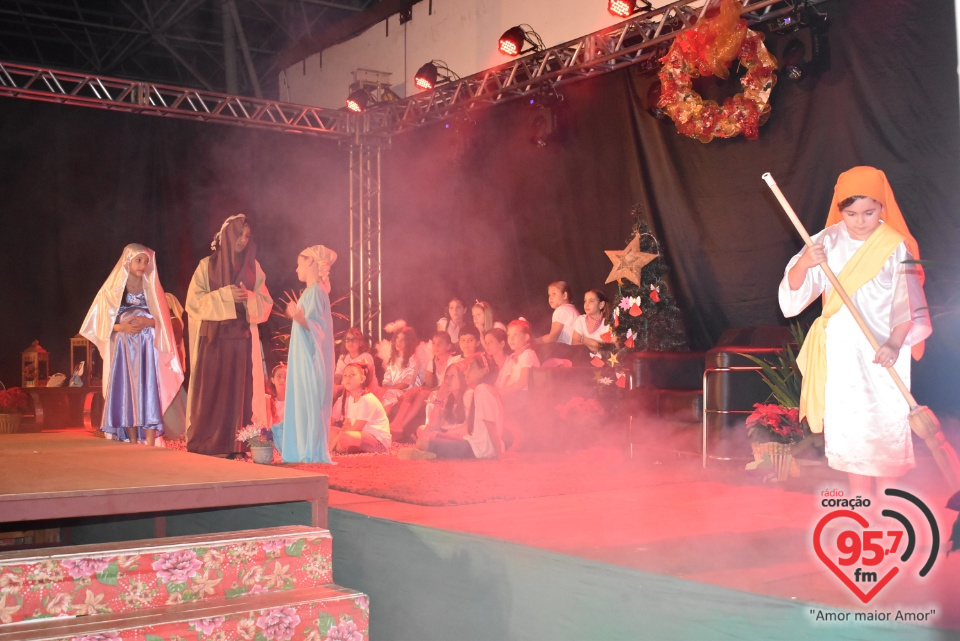 Alunos da EIC emocionam público com encenação de Natal - 'A luz de Jesus'